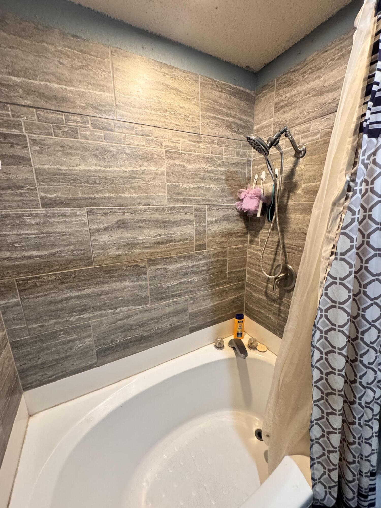302 East 15th Street Wolfforth, TX 79382 - Photo 10 of 13 a bathroom with a bathtub