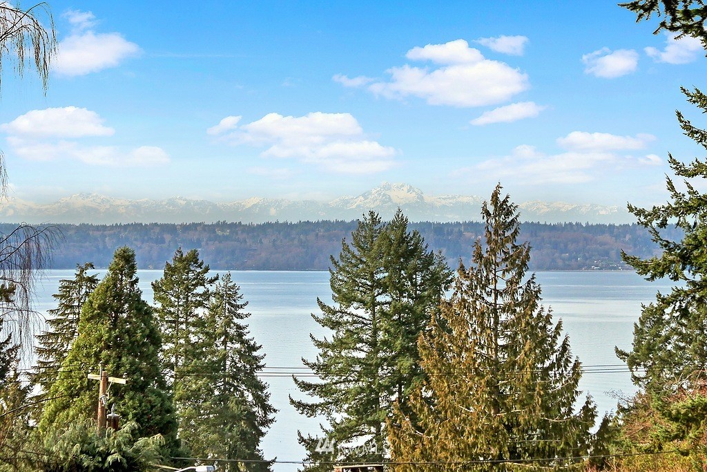 18663 Beverly Road Southwest Normandy Park, WA 98166 - Photo 3 of 25 Gallery Image 3