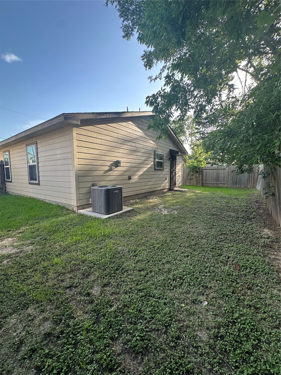 411 Armstrong Street Houston, TX 77029 - Photo 7 of 7 a backyard of a house with lots of green space