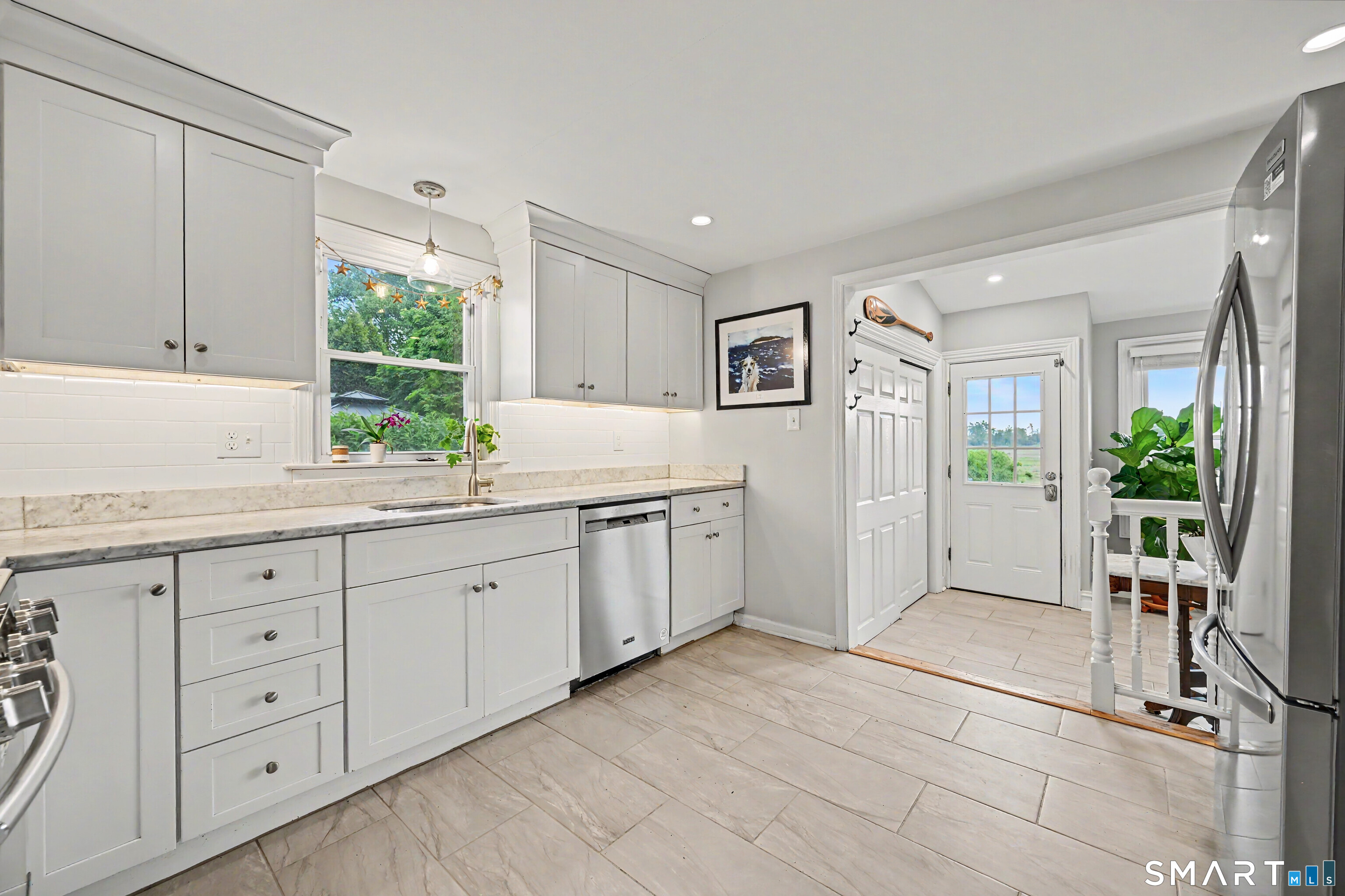 823 Oldfield Road Fairfield, CT 06824 - Photo 10 of 39