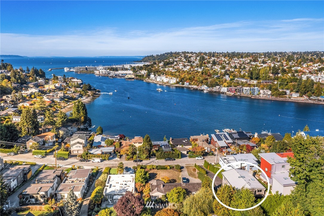 3719 West Commodore Way Seattle, WA 98199 - Photo 2 of 29 Gallery Image 2