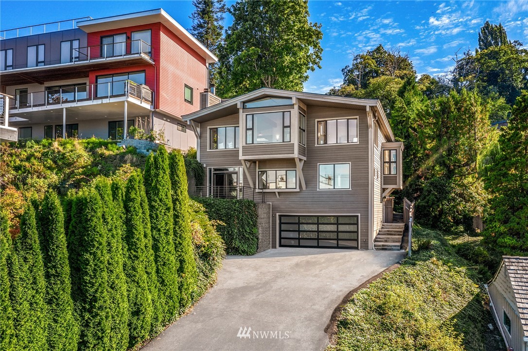 3719 West Commodore Way Seattle, WA 98199 - Photo 3 of 29 Gallery Image 3
