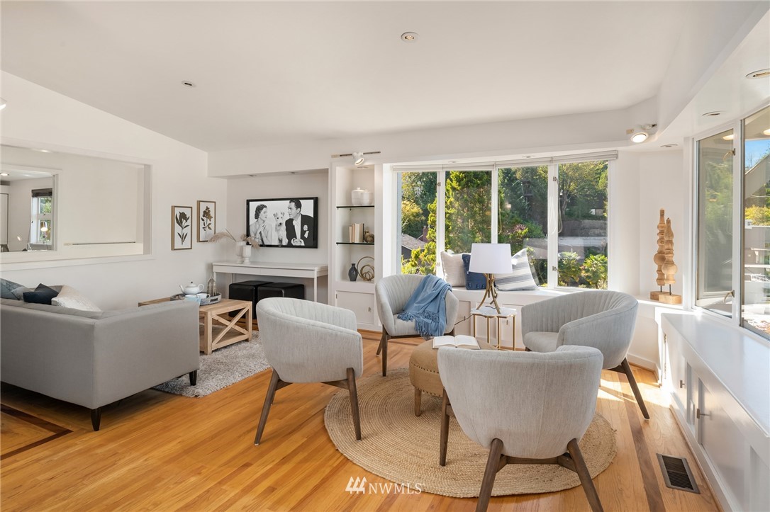 3719 West Commodore Way Seattle, WA 98199 - Photo 6 of 29 Gallery Image 6