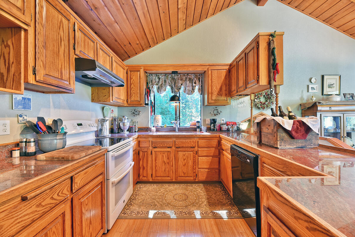 1090 Tunnel Road Glendale, OR 97442 - Photo 5 of 53 5