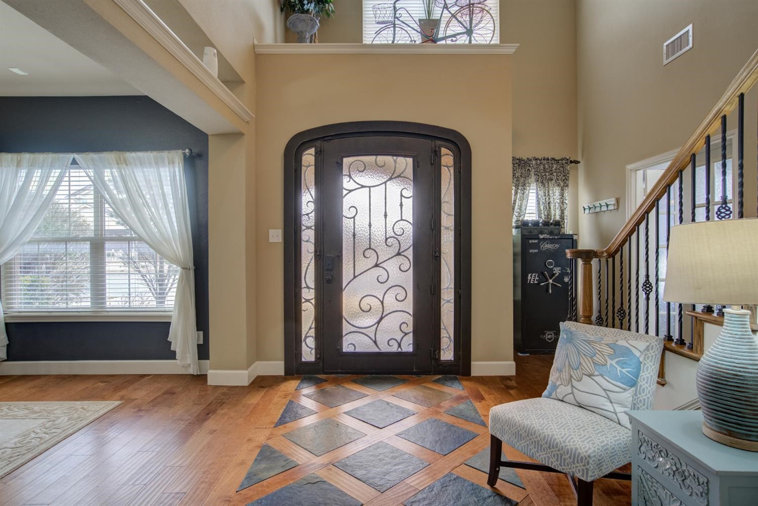 5904 110th Street Lubbock, TX 79424 - Photo 4 of 50 a living room with entrance gate with wooden floor