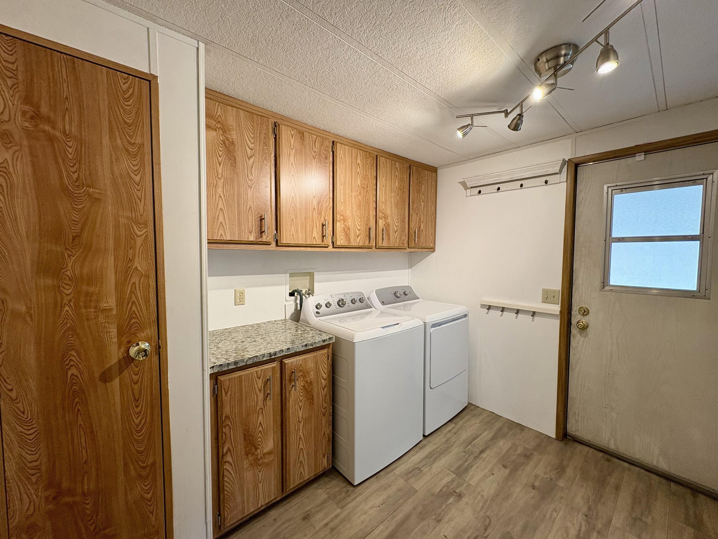 18659 Thomas Road Anderson, CA 96007 - Photo 13 of 45 Laundry Room - New Washer/Dryer