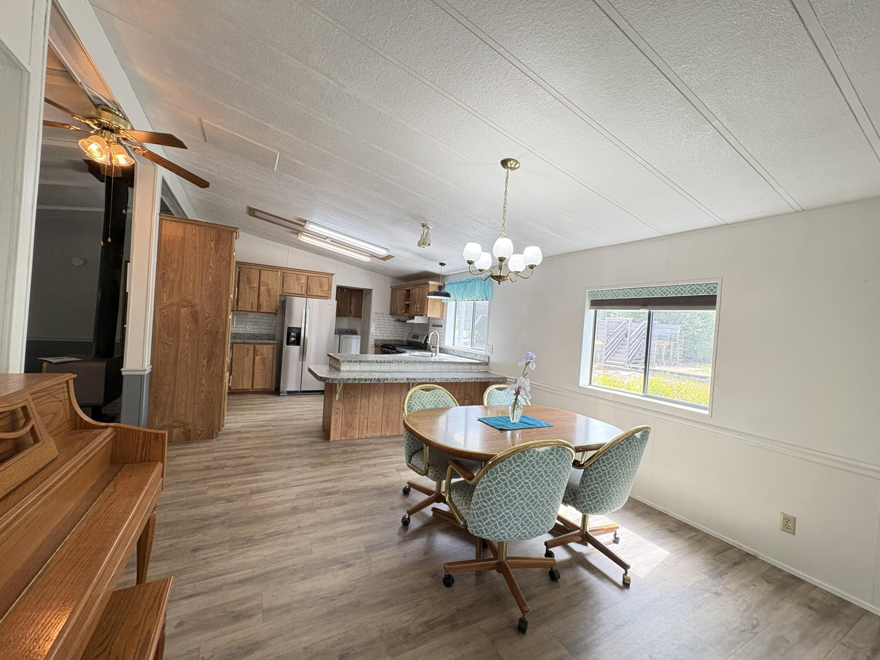 18659 Thomas Road Anderson, CA 96007 - Photo 14 of 45 Dining Area
