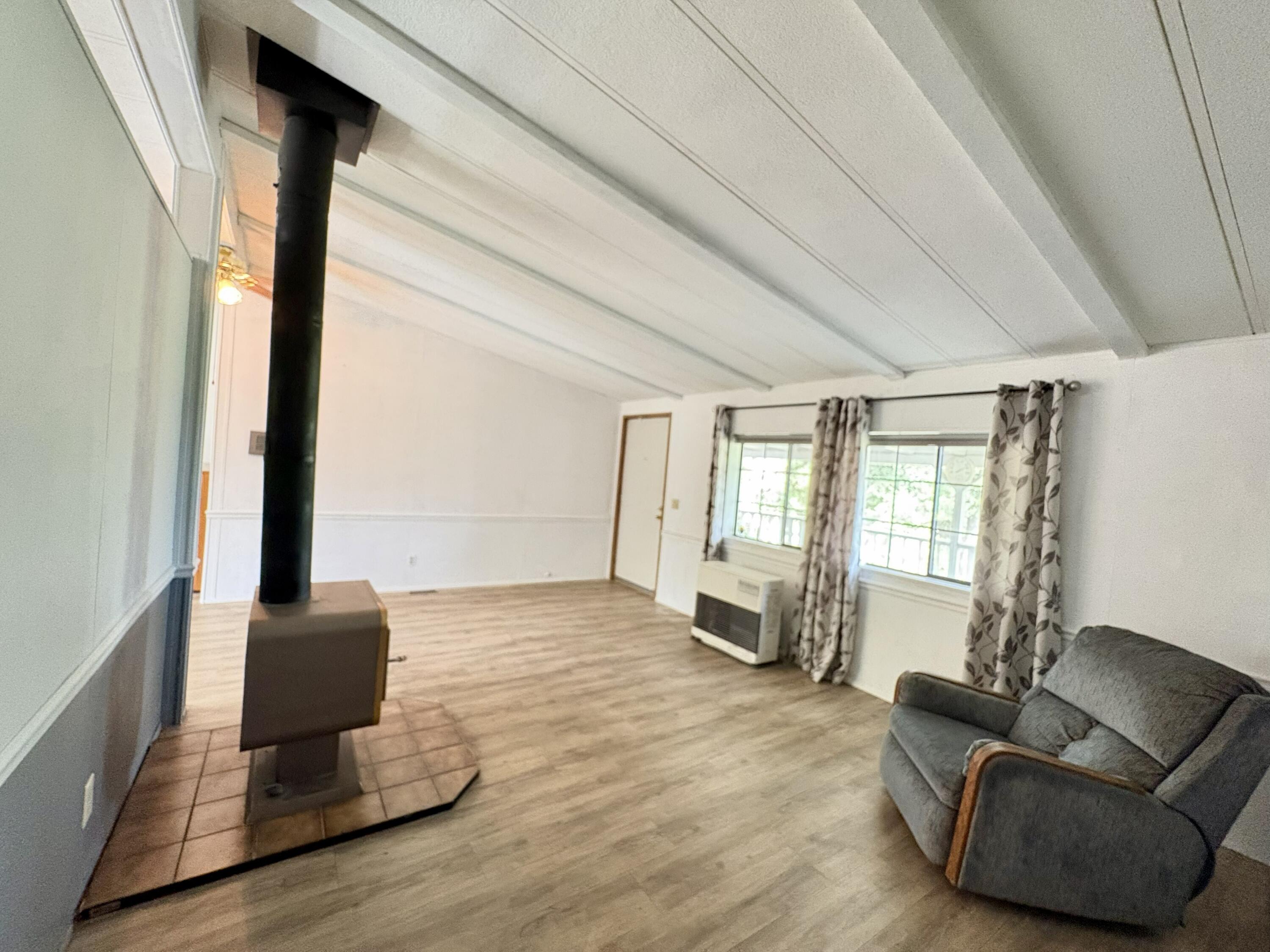 18659 Thomas Road Anderson, CA 96007 - Photo 15 of 45 Living Room