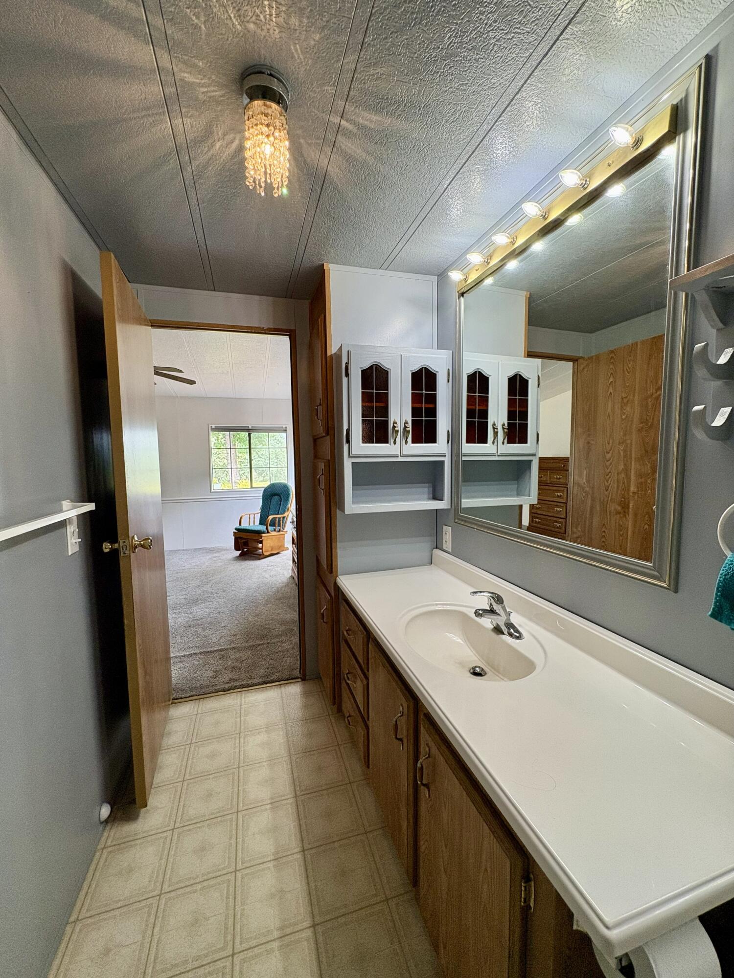 18659 Thomas Road Anderson, CA 96007 - Photo 21 of 45 Primary Bathroom