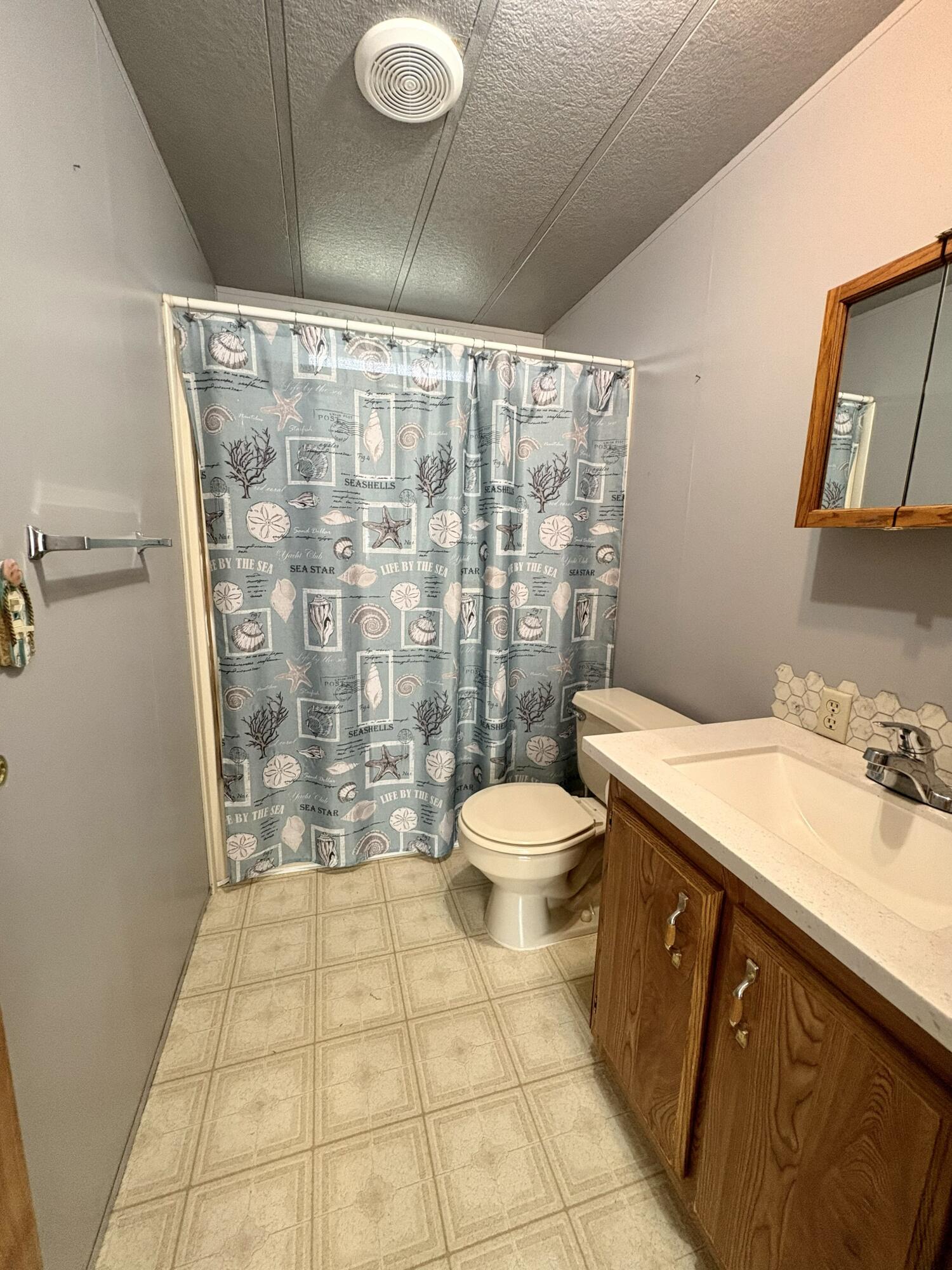 18659 Thomas Road Anderson, CA 96007 - Photo 25 of 45 Guest Bathroom