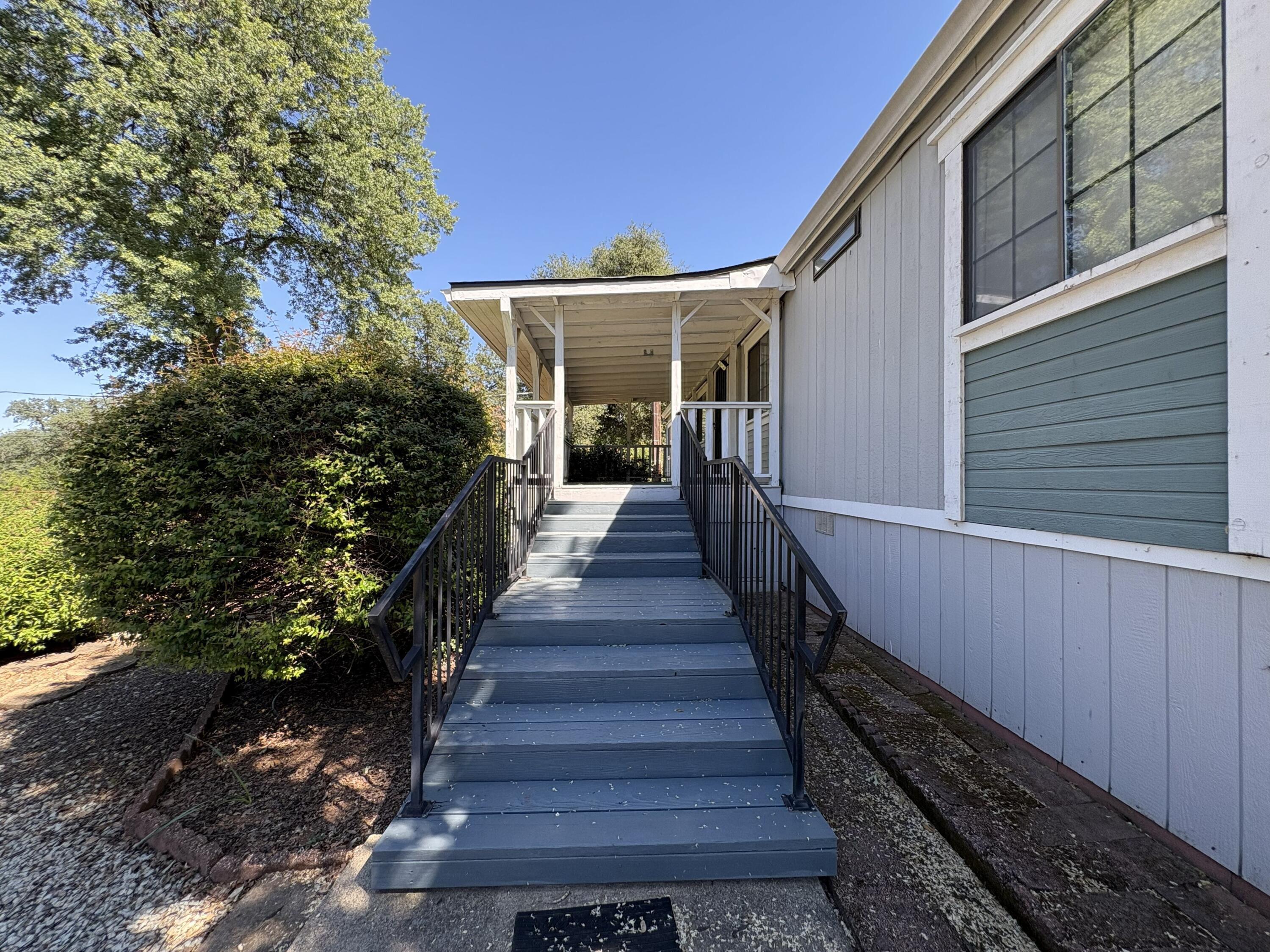 18659 Thomas Road Anderson, CA 96007 - Photo 7 of 45 Front door entry