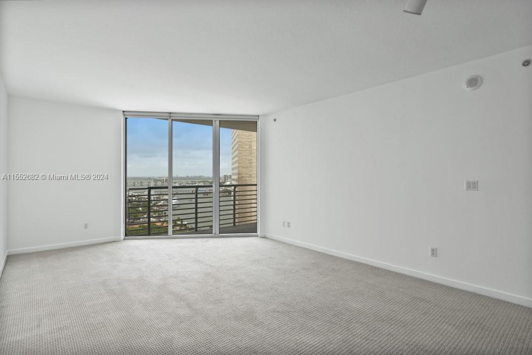 325 South Biscayne Boulevard, Unit 2118 Miami, FL 33131 - Photo 7 of 22 a view of an empty room with a window