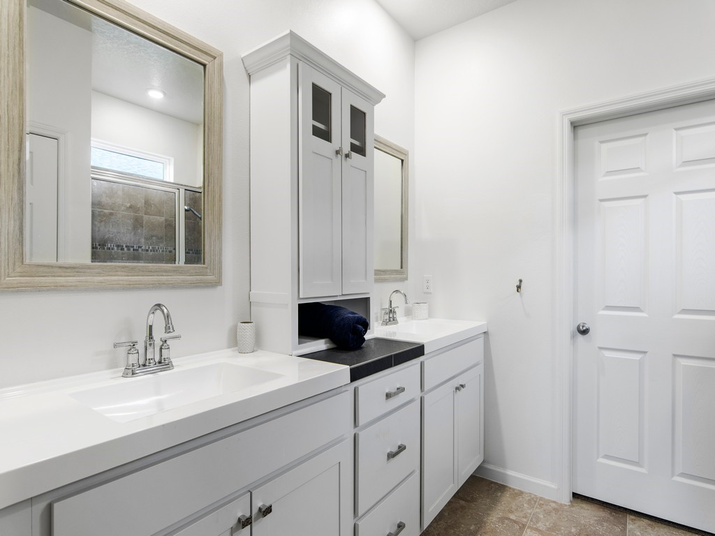 2040 Amazon Way Southwest Vero Beach, FL 32962 - Photo 13 of 35 a bathroom with a sink and a mirror
