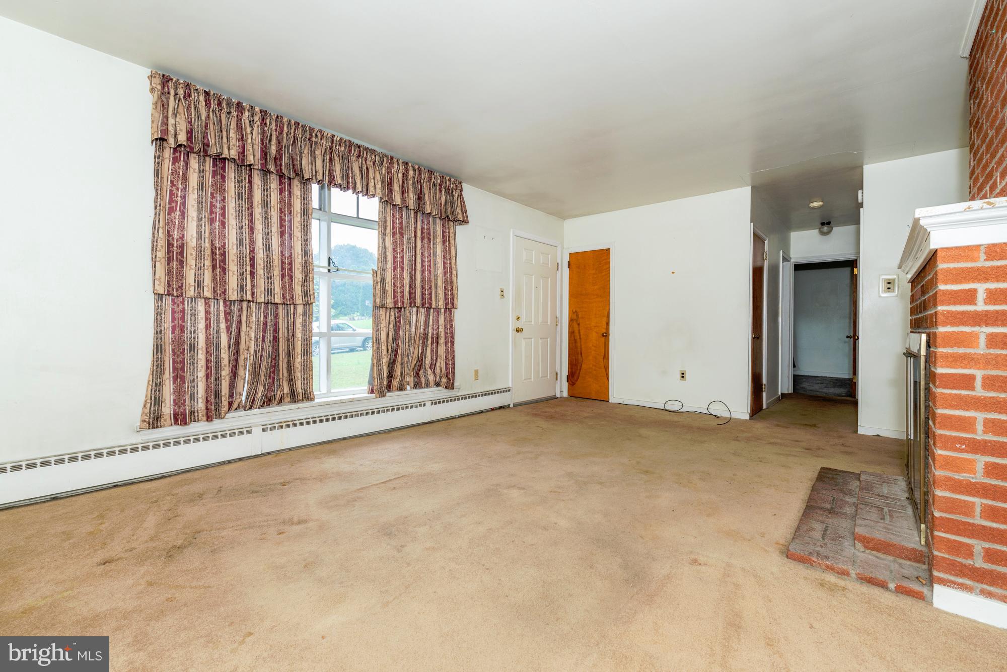 8 Gable Park Road Lancaster, PA 17603 - Photo 3 of 24 Living Room (2)