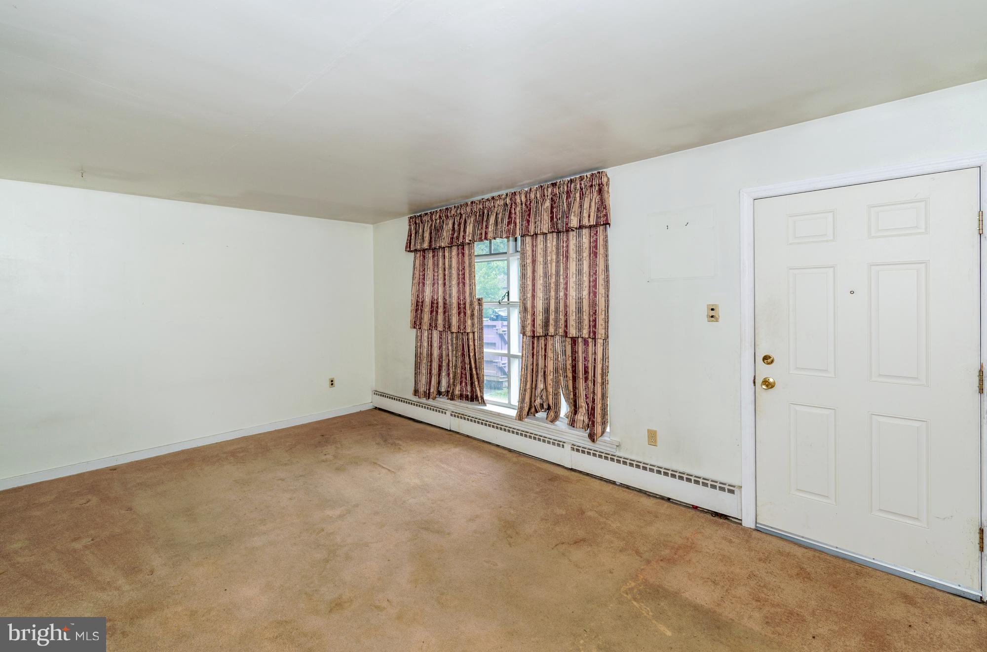 8 Gable Park Road Lancaster, PA 17603 - Photo 4 of 24 Living Room (3)
