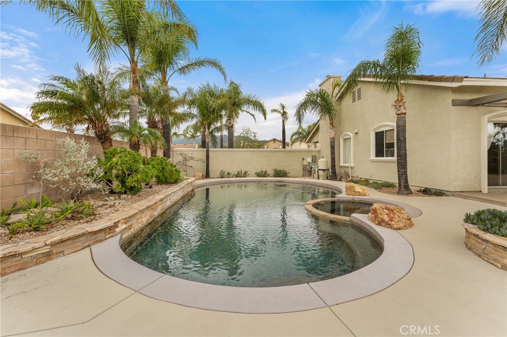 4021 North Larkspur Avenue Rialto, CA 92377 - Photo 28 of 40 a view of a house with swimming pool