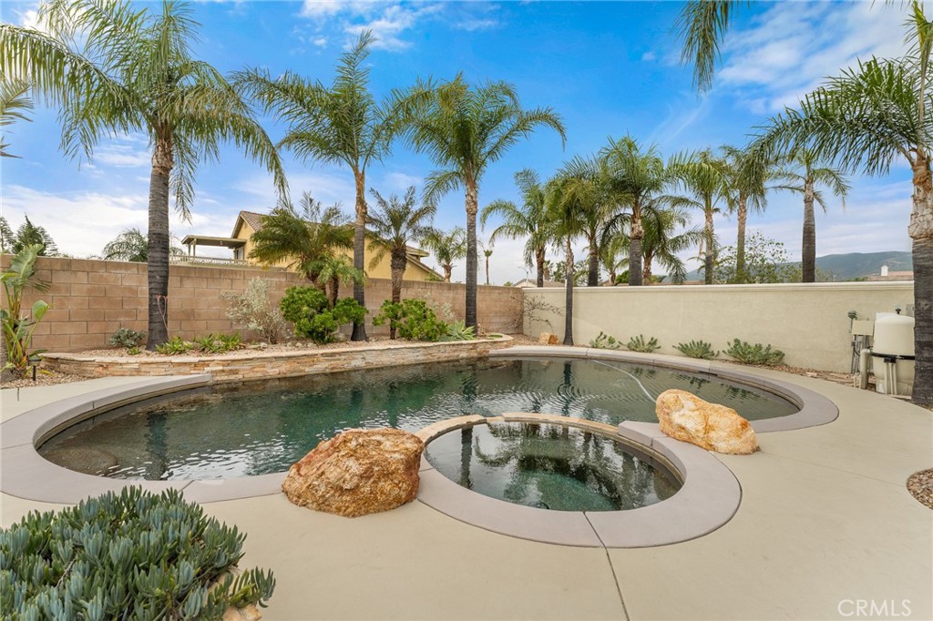 4021 North Larkspur Avenue Rialto, CA 92377 - Photo 3 of 40 a view of a swimming pool with a table and chairs