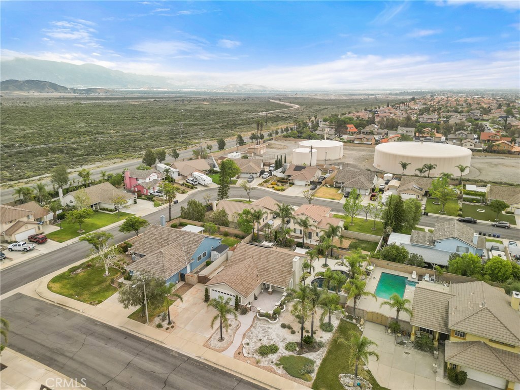 4021 North Larkspur Avenue Rialto, CA 92377 - Photo 38 of 40 an aerial view of residential houses with outdoor space