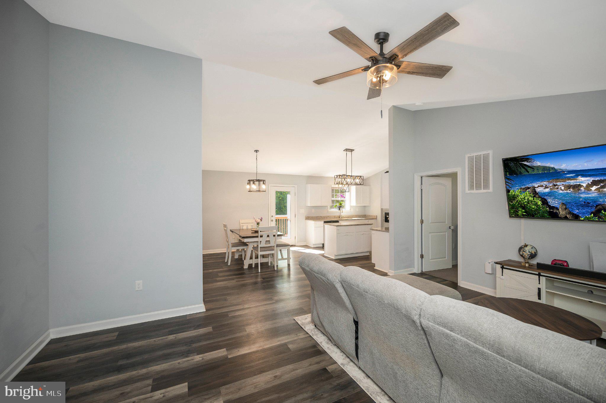 28282 Tatum Road Unionville, VA 22567 - Photo 6 of 52 Modern living space with open layout.
