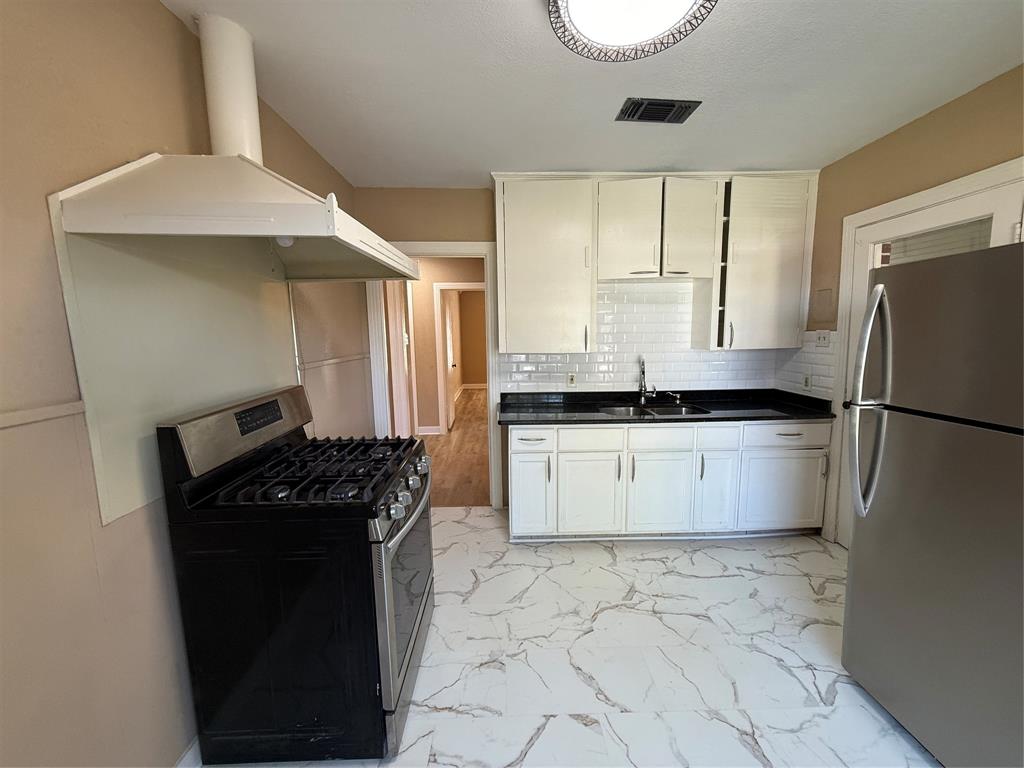 2133 Edwin Street Fort Worth, TX 76110 - Photo 3 of 15