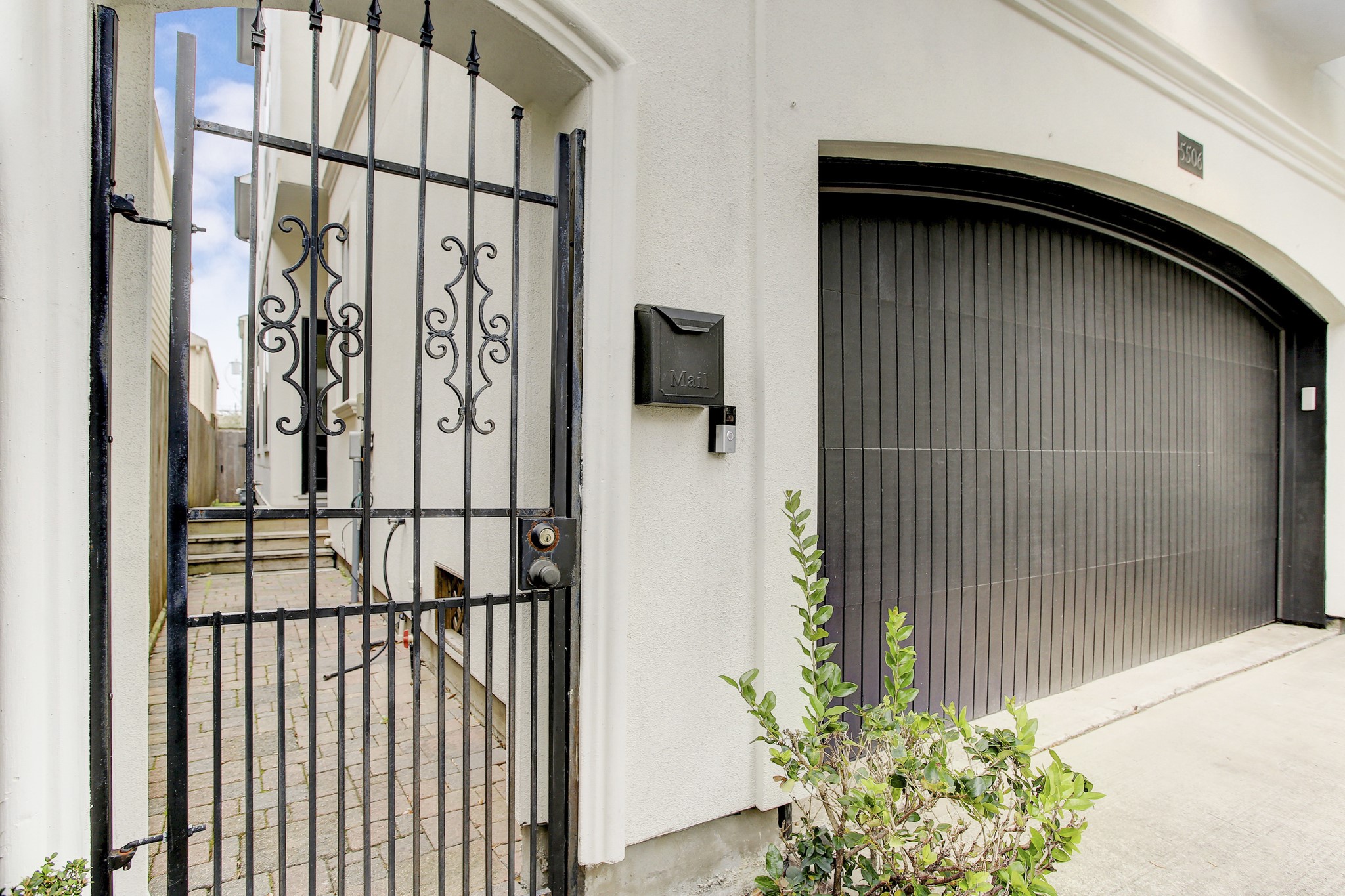 5506 Darling Street Houston, TX 77007 - Photo 2 of 23 Gated front entrance.