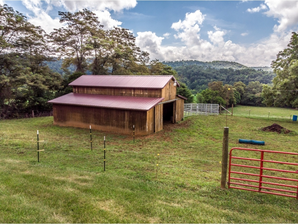 2860 Babbs Mill Road Afton, TN 37616 - Photo 3 of 36 Barn with pasture