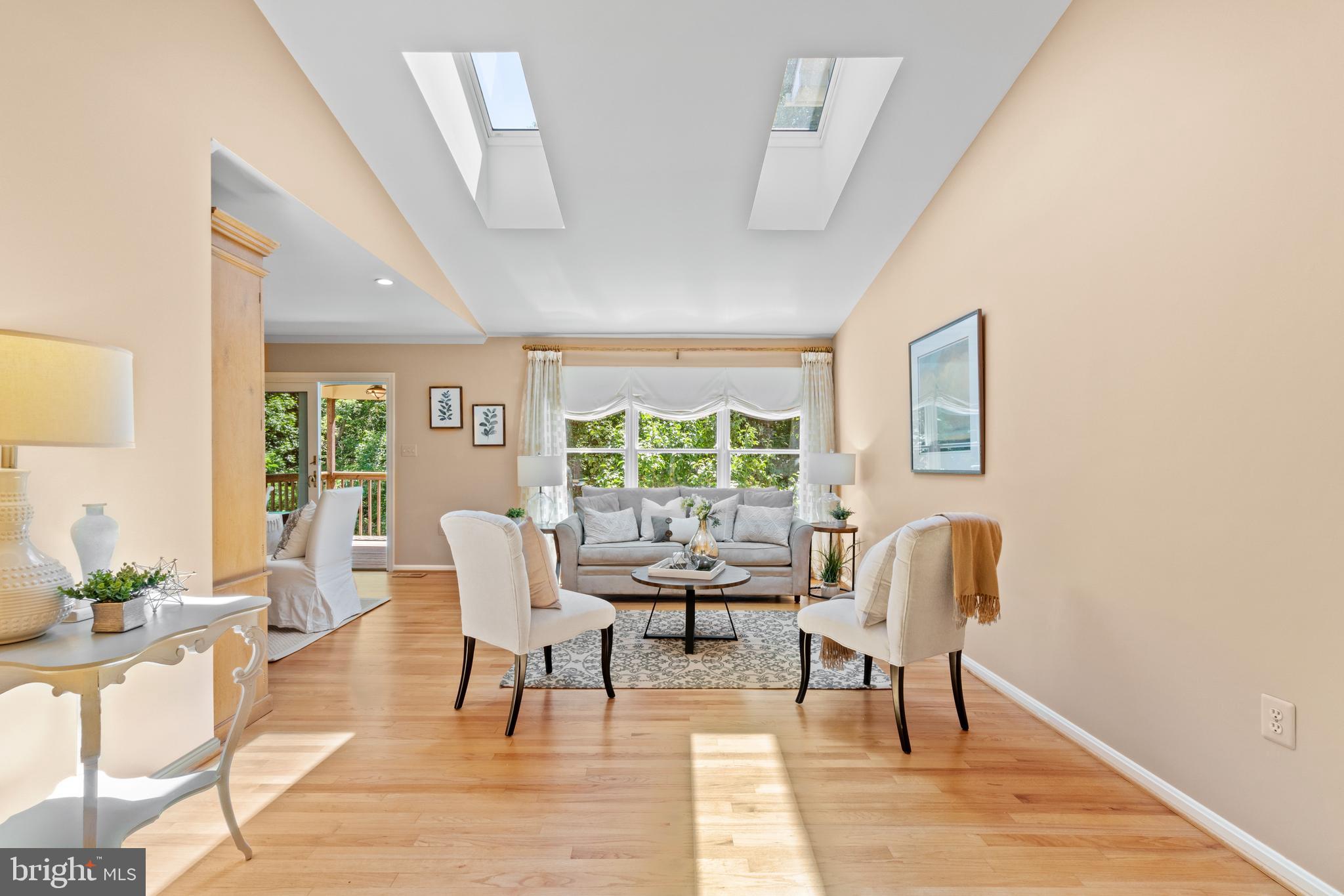 873 Rudder Way Annapolis, MD 21401 - Photo 7 of 43 Large Living Room with skylights and hardwood flrs