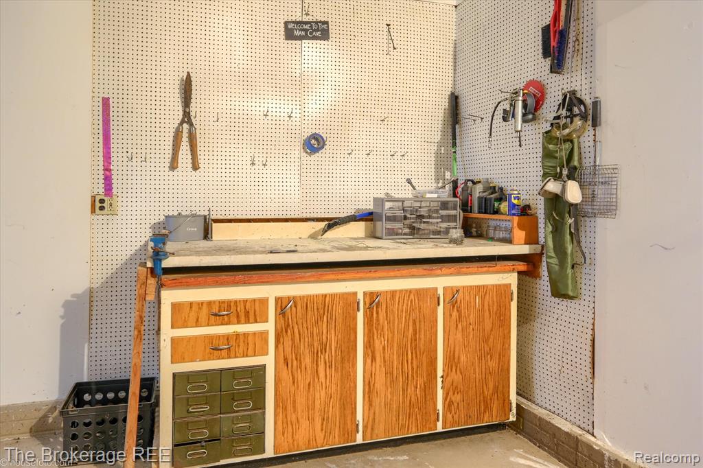 5495 East Coldwater Road Flint, MI 48506 - Photo 36 of 44