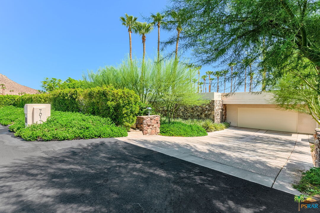 70170 Sonora Road Rancho Mirage, CA 92270 - Photo 3 of 45 a view of a back yard of the house