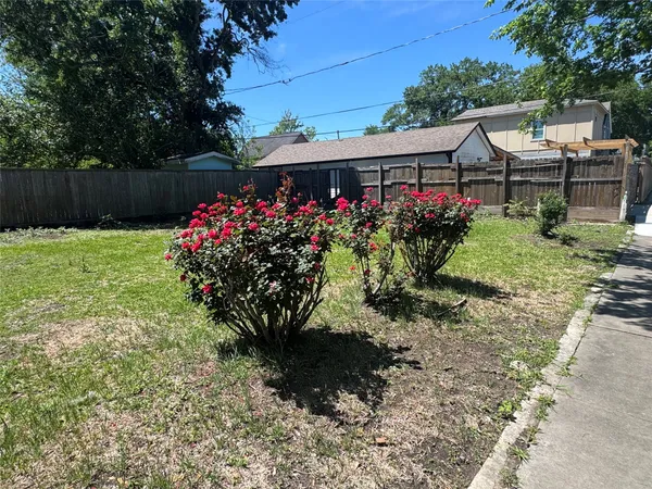 a view of a backyard with garden