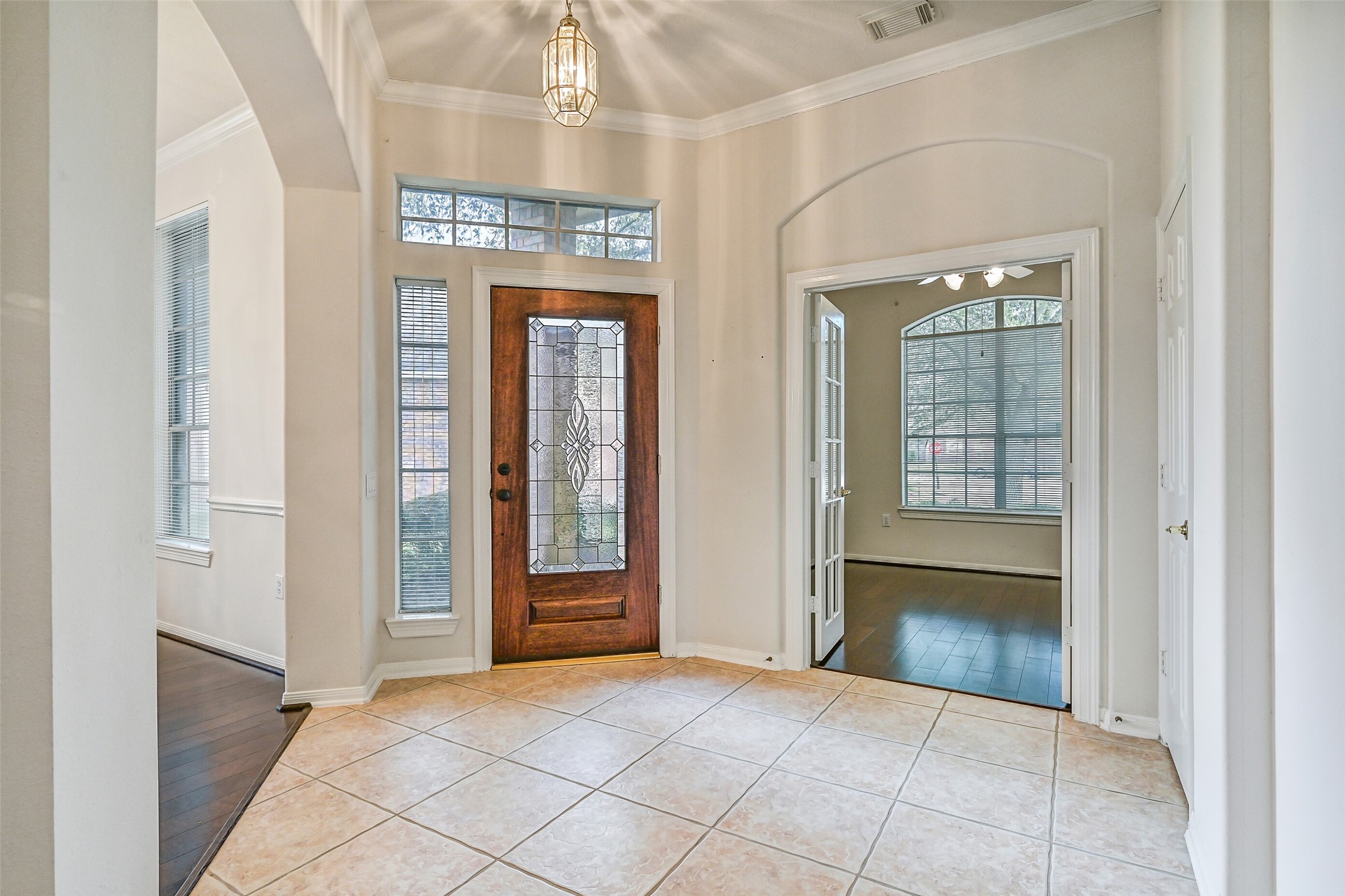 1448 North Riviera Circle Pearland, TX 77581 - Photo 4 of 35 Another view of the front entrance looking towards the front door. To the left is the dining room. To the right is the study/flex room.