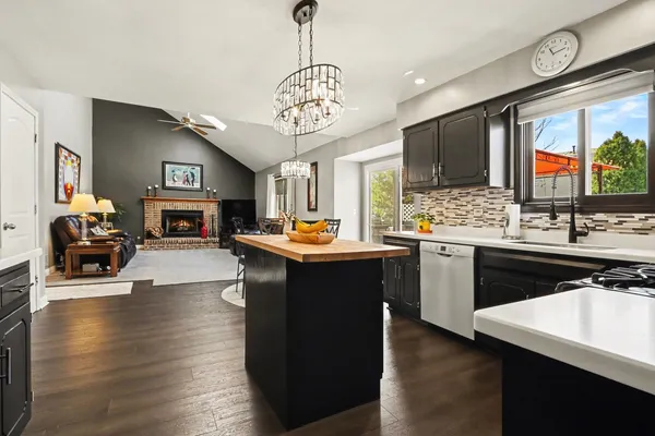 $495,000 | 237 Homewood Drive, Bolingbrook, IL 60440