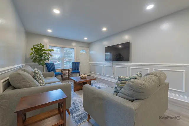 $2,100 | 6259 West Peterson Avenue, Unit 1R, Chicago, IL 60646