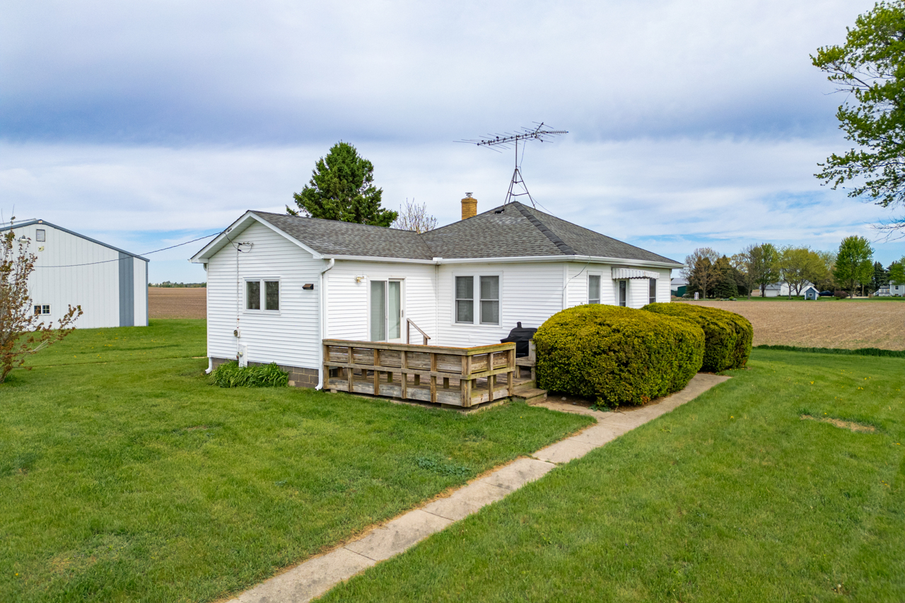 21137 Fenstermaker Road Sycamore, IL 60178 - Photo 4 of 31