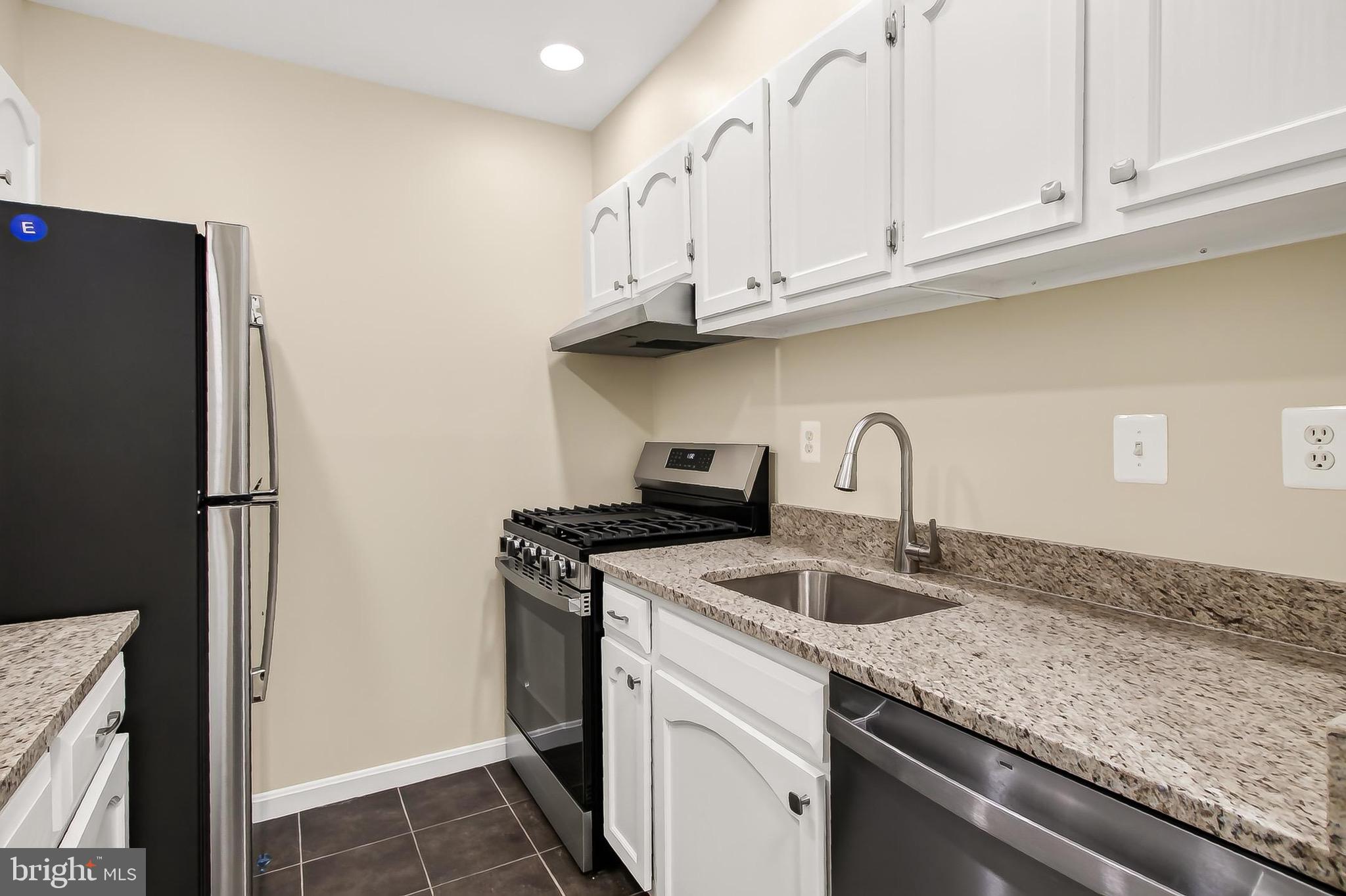 5835 Cove Landing Road, Unit 304 Burke, VA 22015 - Photo 8 of 37 Bright updated kitchen