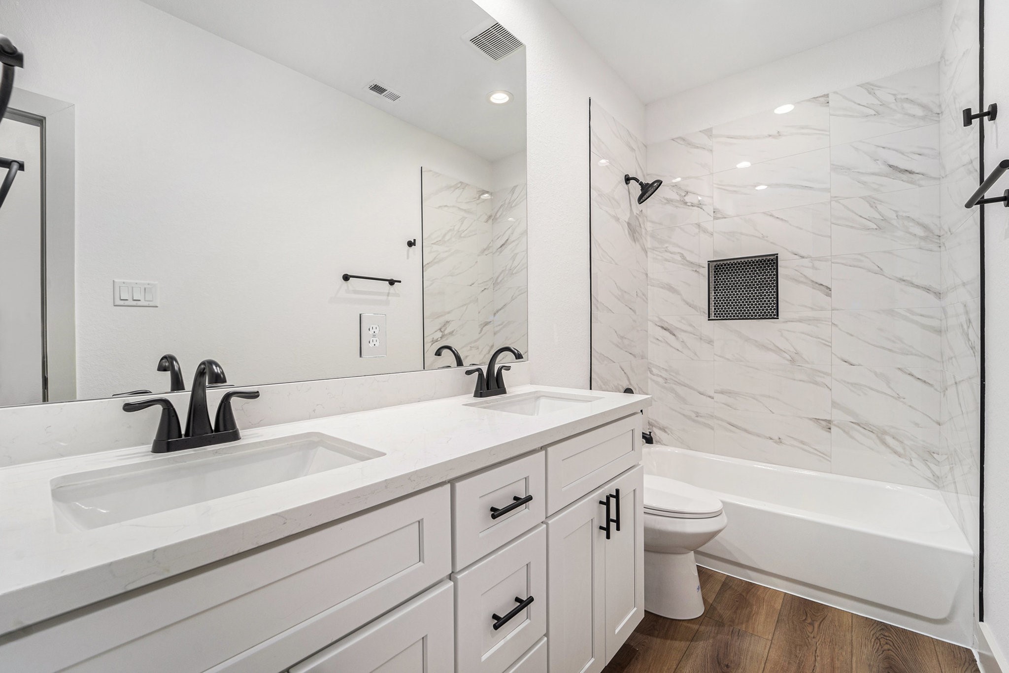 6425 Anderson Road, Unit B Houston, TX 77085 - Photo 28 of 36 a bathroom with a sink a toilet and a bathtub