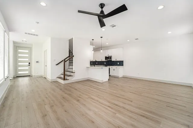 $2,195 | 6425 Anderson Road, Unit B, Houston, TX 77085