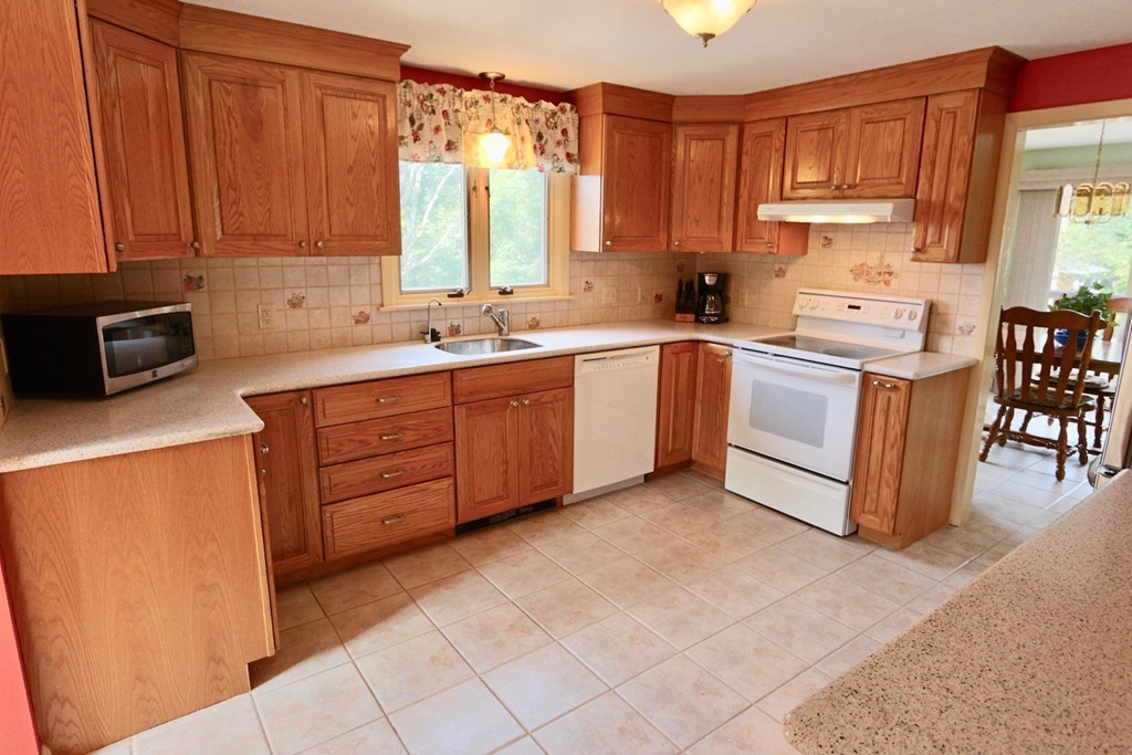 38 Blueberry Road Marblehead, MA 01945 - Photo 4 of 18 Gallery Image 4