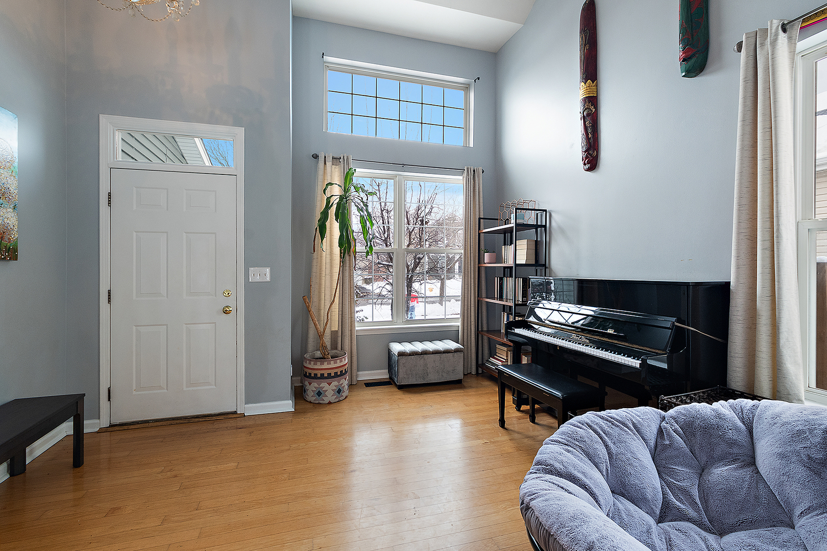 420 Wilshire Lane Bolingbrook, IL 60440 - Photo 5 of 41 a livingroom with furniture and a window
