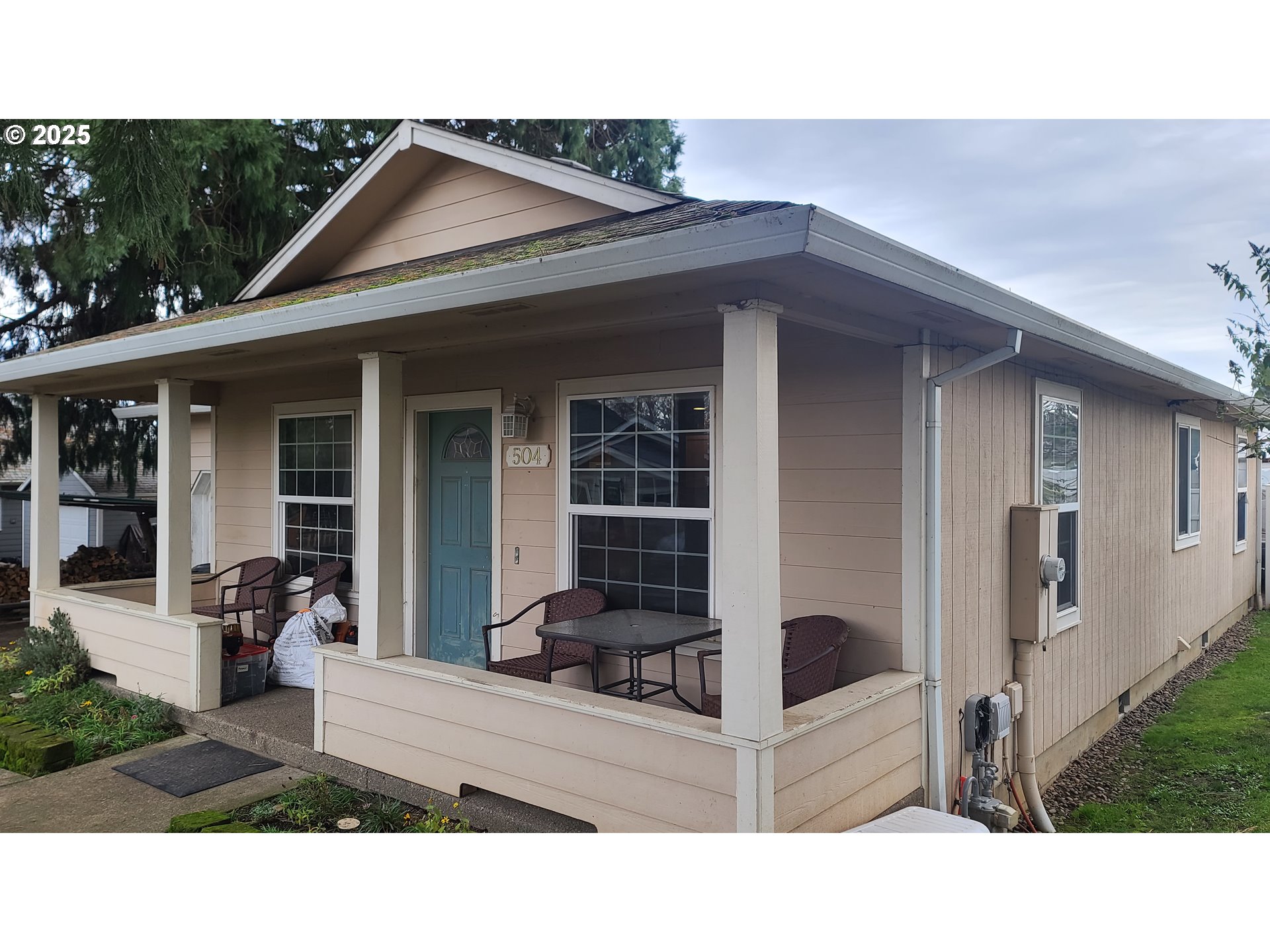 504 Wall Street Silverton, OR 97381 - Photo 2 of 12 a black and white photo of a house