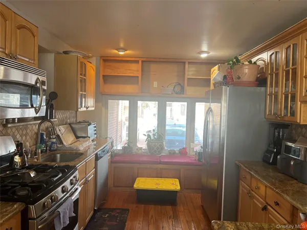 a kitchen that has a lot of cabinets in it