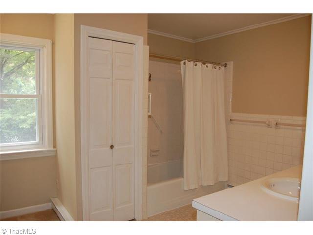 520 Cliff Road Asheboro, NC 27203 - Photo 11 of 16 Master Bath/Spa.