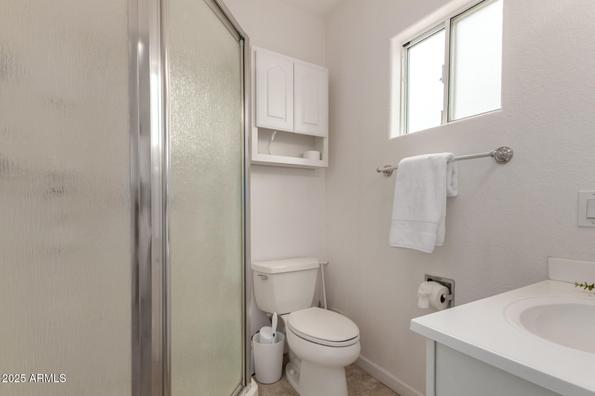 111 South Greenfield Road, Unit 480 Mesa, AZ 85206 - Photo 18 of 29 a bathroom with a toilet sink and mirror