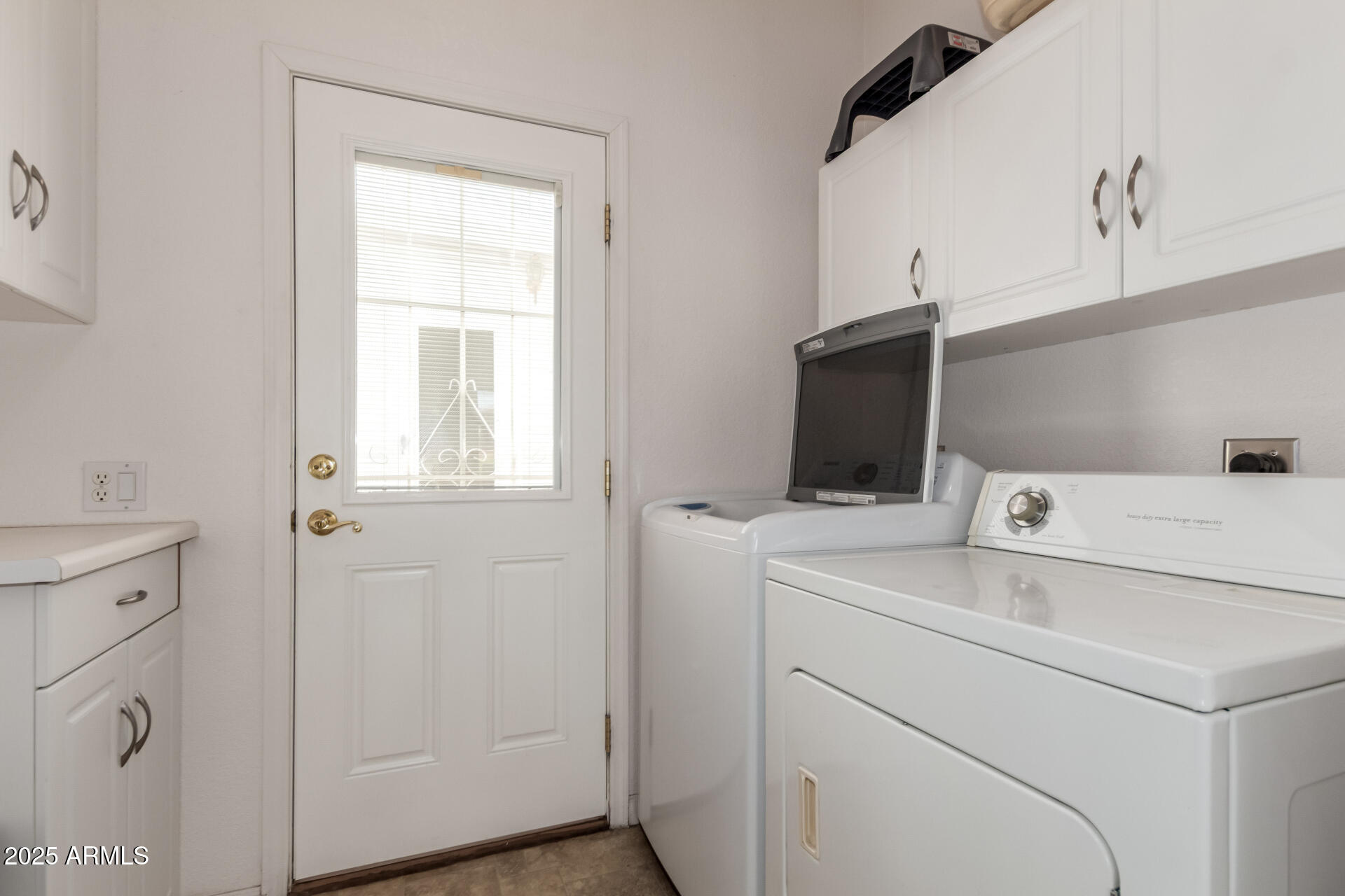 111 South Greenfield Road, Unit 480 Mesa, AZ 85206 - Photo 19 of 29 a utility room with dryer and washer