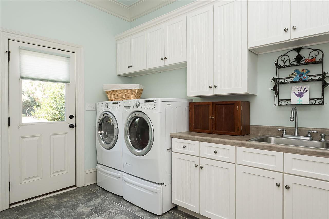 12701 Topiary Court Raleigh, NC 27614 - Photo 11 of 25 Large laundry - Mudroom
