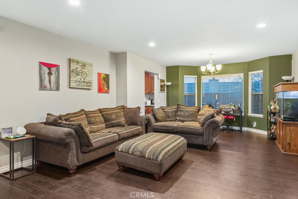 877 North Quince Avenue Rialto, CA 92376 - Photo 4 of 22