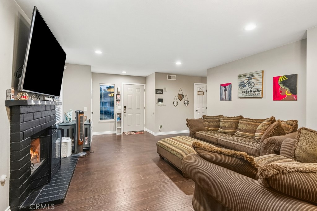 877 North Quince Avenue Rialto, CA 92376 - Photo 5 of 22