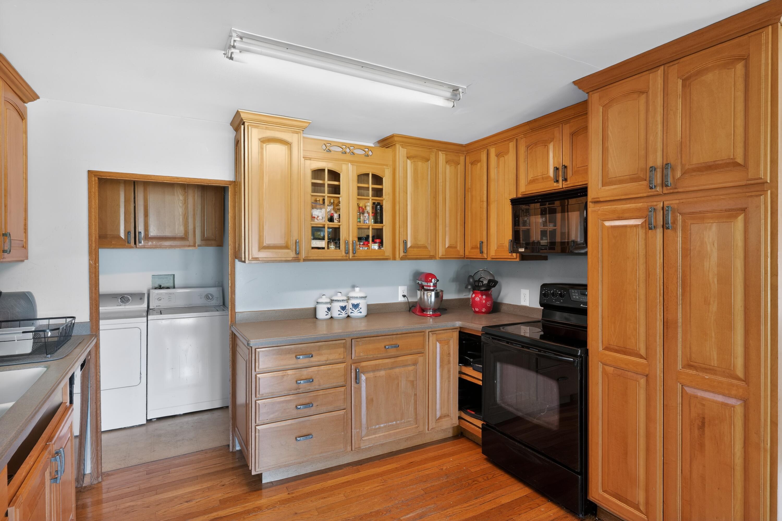 614 16th Place Somers, WI 53140 - Photo 6 of 39 29_614_16th_Pl-Kitchen-7657