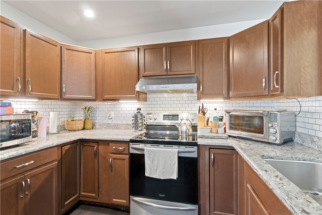 241 Chestnut Street Woonsocket, RI 02895 - Photo 8 of 32