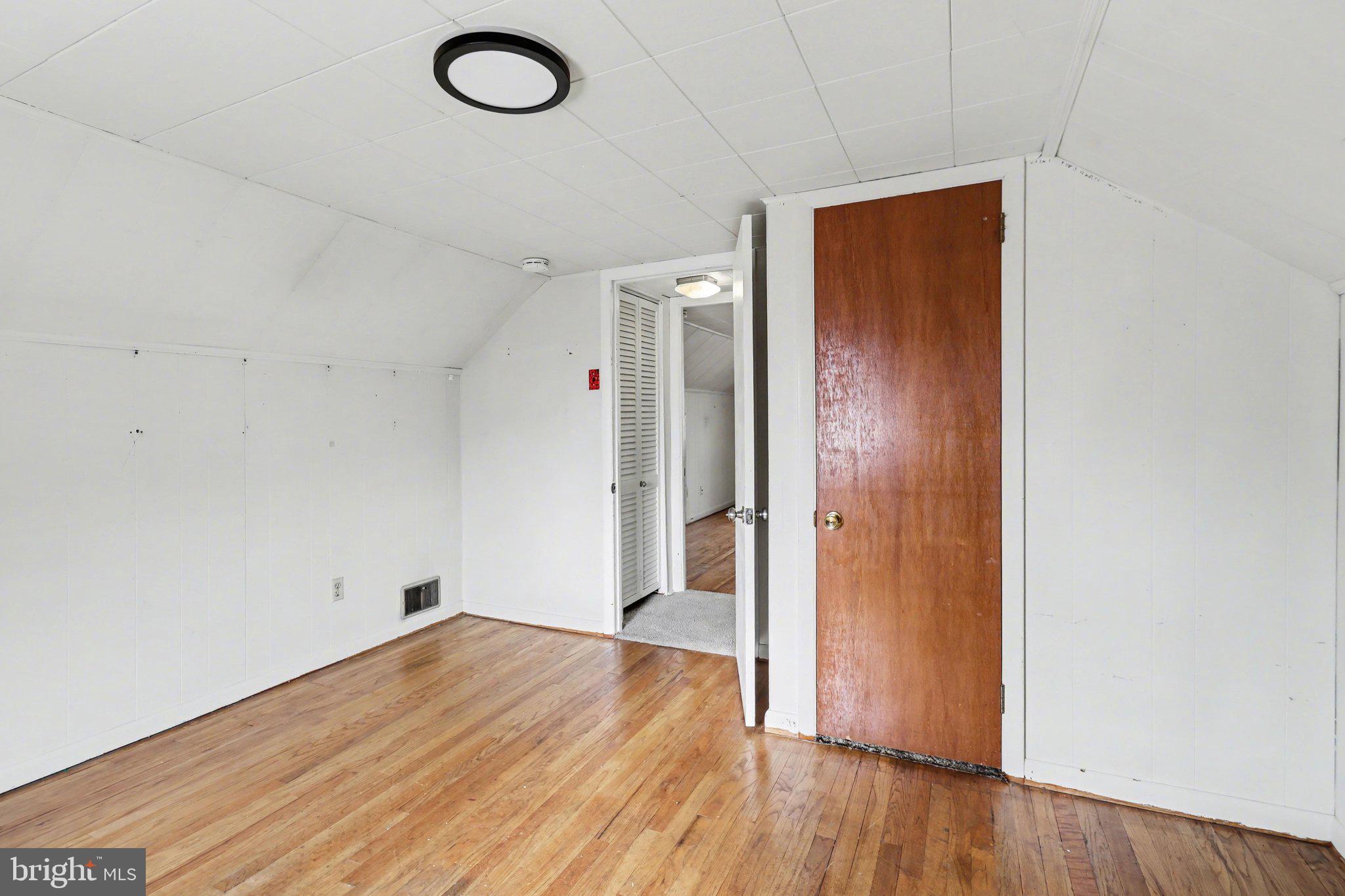 609 North Franklin Street Pottstown, PA 19464 - Photo 22 of 41 an empty room with wooden floor and mirror